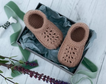 KNITTING PATTERN for baby booties / baby shoes / baby slippers. Perfect DIY baby shower gift or your own quick knitting project