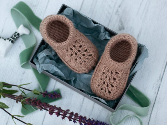 KNITTING PATTERN for baby booties / baby shoes / baby slippers. Perfect DIY baby shower gift or your own quick knitting project