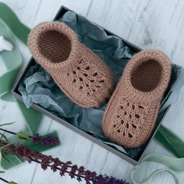 KNITTING PATTERN for baby booties / baby shoes / baby slippers. Perfect DIY baby shower gift or your own quick knitting project