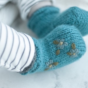 Baby booties knitting Pattern 'Lila Stay-On Bootie' , a knitting pattern for baby girls and handmade baby shower gift image 3