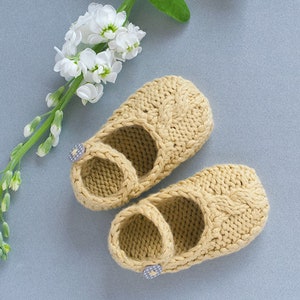 Baby booties knitting pattern - a Mary Jane style baby shoe - pdf and photo tutorial image 2