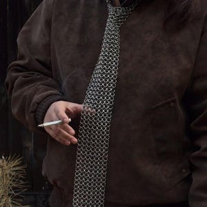 Corbata punk de cadena plateada, corbata de titanio tejida a mano, corbata grunge, corbata gótica plateada, joyería de los 90, corbata gruesa única, regalo de corbata unisex