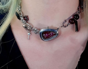Collar con colgante de reloj rojo punk, gargantilla de cadena plateada con alfiler grueso, collar de eslabones irregulares Y2K, joyería unisex grunge, regalo de Navidad de los 90