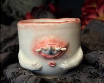 Taza gótica con pie alto y pétalos, taza de té de cerámica oscura, taza de té punk con muñeca de un ojo, taza de té rosa de un ojo, taza con pie alto y venas, regalo creativo