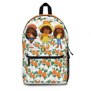 Może przedstawiać: Biały plecak z powtarzającym się wzorem pomarańczy i zielonych liści, ze słowami "Orange Blossom". Plecak ma czarny zamek błyskawiczny i czarny górny uchwyt. Z przodu znajdują się trzy postacie z kreskówek.