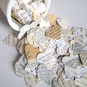 Confeti de corazones románticos / decoración de boda vintage. Corazones de papel, páginas de libros antiguos.