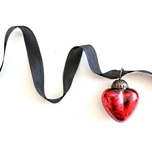 Pequeños adornos de cristal rojo con forma de corazón. Adorno de cristal en forma de corazón. Adornos pequeños. Adornos rojos.