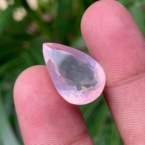 Kostbarer Rosenquarz-Schliff-Edelstein, 13,5 crt natürlicher Rosenquarz-Edelstein, Kristall-Rosenschliff-Edelstein, Birnenform-Edelstein, Herstellung für Schmuck