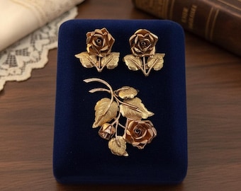 Conjunto de pendientes y colgante de rosa de oro de 14 quilates estilo vintage, joyería floral de mediados de siglo.