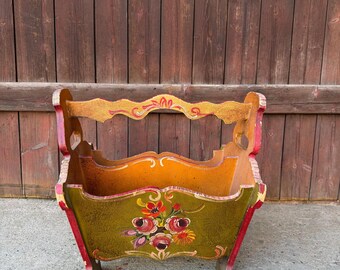 Revistero de estilo folclórico vintage – verde oliva/rojo/dorado – estilo rústico – pintado a mano – circa 1950