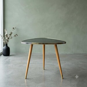 Vintage-Beistelltisch in Nierenform: Schwarze Formica-Platte, konische Beine, Couchtisch im Mid-Century-Modern-Stil