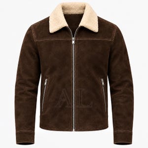 Puede incluir: Una chaqueta de ante marrón oscuro con cuello de borreguillo color crema, cremallera frontal completa de metal plateado y dos bolsillos verticales con cremallera en la parte inferior. Las letras AL están sutilmente grabadas en el centro.