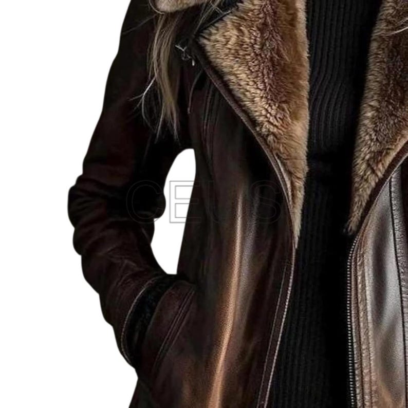 Pu&ograve; includere: Giacca di pelle marrone con colletto in ecopelliccia. La giacca ha una chiusura a zip e una tasca. La giacca &egrave; indossata sopra un maglione nero. La giacca sembra essere realizzata con materiali di alta qualit&agrave;.