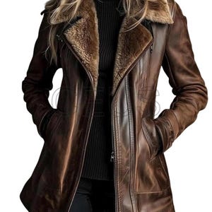Pu&ograve; includere: Giacca in pelle marrone con colletto in ecopelliccia. La giacca ha una chiusura con cerniera, tasche e una finitura invecchiata. La giacca &egrave; di media lunghezza, adatta alle temperature pi&ugrave; fresche. &Egrave; uno stile classico.