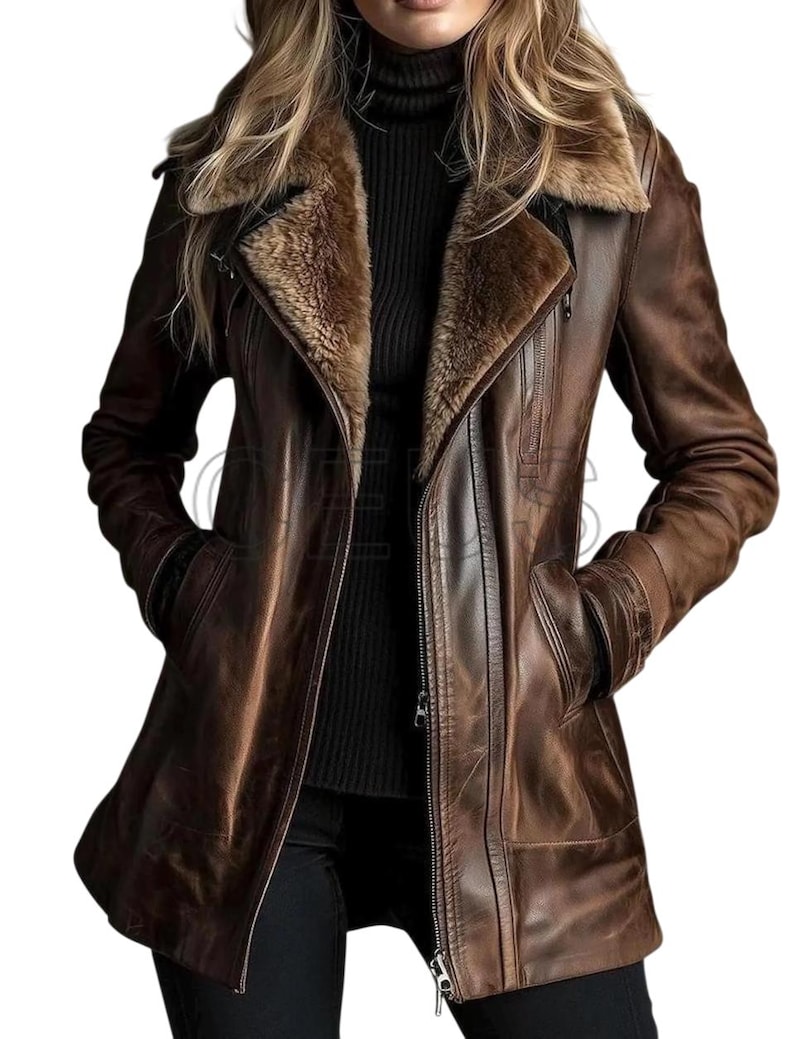 Pu&ograve; includere: Giacca in pelle marrone con colletto in ecopelliccia. La giacca ha una chiusura con cerniera, tasche e una finitura invecchiata. La giacca &egrave; di media lunghezza, adatta alle temperature pi&ugrave; fresche. &Egrave; uno stile classico.