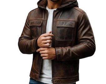 Può includere: Giacca in pelle marrone con cappuccio e due tasche frontali. La giacca ha una chiusura a zip e una morbida fodera. Il modello indossa una maglietta bianca e jeans blu. Giacca in stile classico.