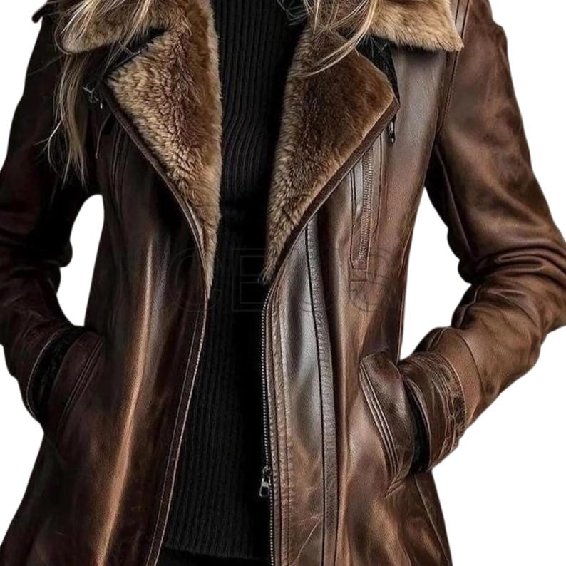 Pu&ograve; includere: Giacca in pelle marrone con colletto in montone e chiusura con zip. La giacca ha due tasche anteriori e una finitura invecchiata. La giacca &egrave; di media lunghezza e ha un design classico.