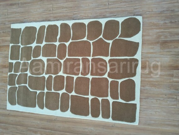 Chic Wool Rug with Natural Stone Block Pattern - Perfect for Any Space