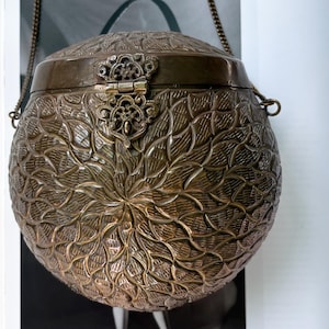 Borsa a cuscino vintage in ottone a forma di conchiglia