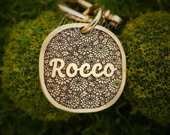 Placa de identificación de crisantemo • Identificación de mascota grabada • Flor de nacimiento vintage de noviembre • Regalo personalizado para mascotas
