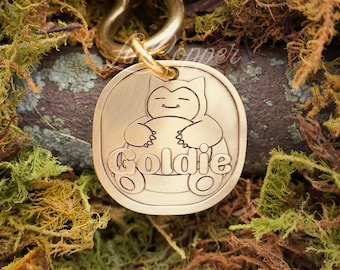 Placa de identificación para perros Snorlax • Identificación de mascota grabada en profundidad • Latón vintage • Regalo personalizado para mascotas