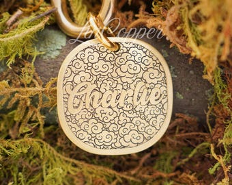 Placa de identificación para perros con diseño de nube • Identificación para mascotas grabada en profundidad • Latón vintage • Regalo personalizado para mascotas