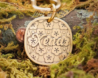 Placa de identificación japonesa Ume para perros • Identificación de mascota grabada en profundidad • Latón con diseño floral vintage • Regalo personalizado para mascotas