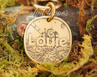 Placa de identificación para perros Artemis 2 Orion • Identificación de mascota grabada en profundidad • Latón vintage con diseño lunar