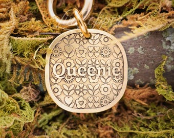 Placa de identificación para perros con diseño de flores geométricas • Identificación para mascotas grabada en profundidad • Latón vintage • Regalo personalizado para mascotas