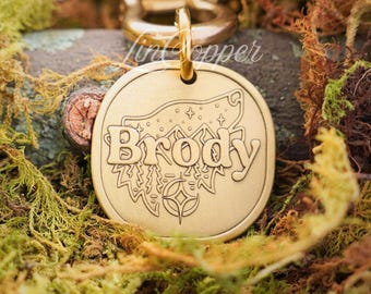 Placa de identificación para perros Bear Dog Plate • Identificación de mascotas grabada en profundidad • Latón vintage • Regalo personalizado para mascotas