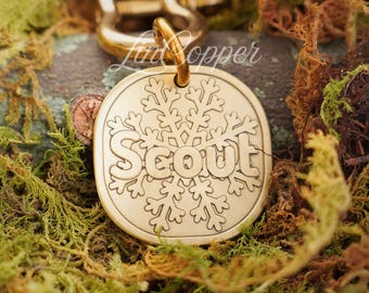 Placa de identificación con copo de nieve • Grabado profundo • Latón vintage • Regalo personalizado para mascotas