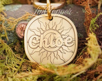 Placa de identificación para perros con diseño de sol y luna • Identificación de mascota grabada en profundidad • Latón celestial vintage