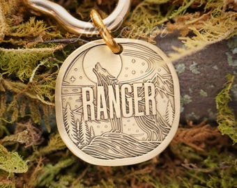 Placa de identificación para perros Wolf Moon • Identificación de mascota grabada en profundidad • Latón vintage • Regalo personalizado para mascotas