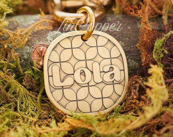 Placa de identificación para perros con pétalos geométricos • Identificación de mascota grabada en profundidad • Latón con diseño floral vintage • Regalo personalizado para mascotas