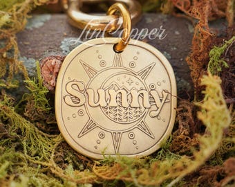 Placa de identificación para perros con diseño de sol y luna • Identificación de mascota grabada en profundidad • Latón celestial vintage