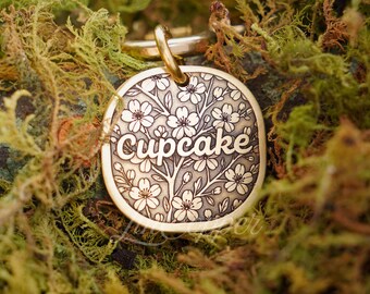 Placa de identificación Sakura para perros • Identificación de mascota grabada en profundidad • Latón vintage con diseño de flor de cerezo • Regalo personalizado para mascotas