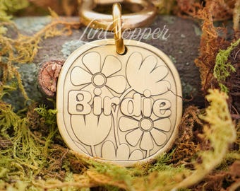 Placa de identificación para perros con diseño floral sencillo • Identificación de mascota grabada en profundidad • Latón floral vintage • Regalo personalizado para mascotas