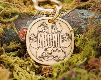 Placa de identificación para perros Wild Paw Adventure • Identificación de mascota grabada en profundidad • Latón vintage • Regalo personalizado para mascotas
