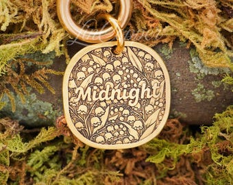 Placa de identificación de Lily of The Valley • Grabado profundo • Latón vintage • Regalo personalizado para mascotas