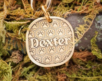 Placa de identificación para mascotas con huella de pata • Identificación grabada en profundidad • Latón vintage • Regalo personalizado para mascotas