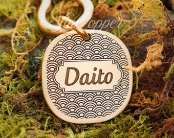 Placa de identificación personalizada con ondas japonesas • Grabado profundo • Latón • Regalo de lujo para mascotas