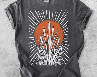 Camiseta Cattail Sunset, Camiseta Vintage Marsh Reeds, Top Botánico Retro de Humedales, Camiseta de Regalo para Amantes de la Naturaleza y los Lagos.