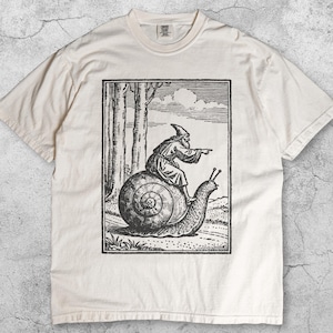 Koszulka retro z średniowiecznym jeźdźcem na ślimaku, koszulka vintage z lat 90. z renesansowym motywem fantasy, koszulka z mitycznym stworzeniem, zabawny top z motywem średniowiecznej sztuki, prezent w stylu grunge z okazji roku 2000