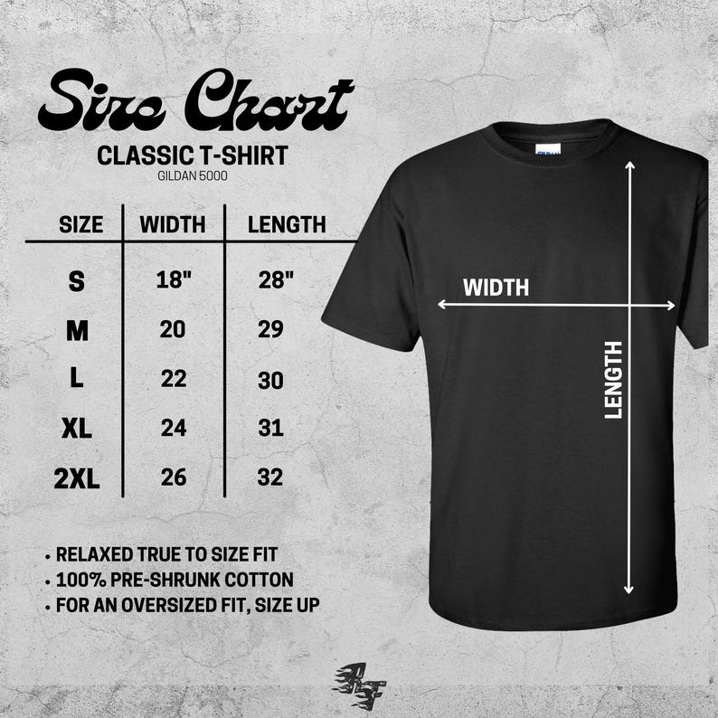 Pu&ograve; includere: Una classica t-shirt nera Gildan 5000 con tabella taglie. La tabella mostra le misure per le taglie dalla S alla 2XL, con larghezze da 45,7 cm a 66 cm e lunghezze da 71,1 cm a 81,3 cm. La maglietta &egrave; realizzata in 100% cotone pre-ristretto.