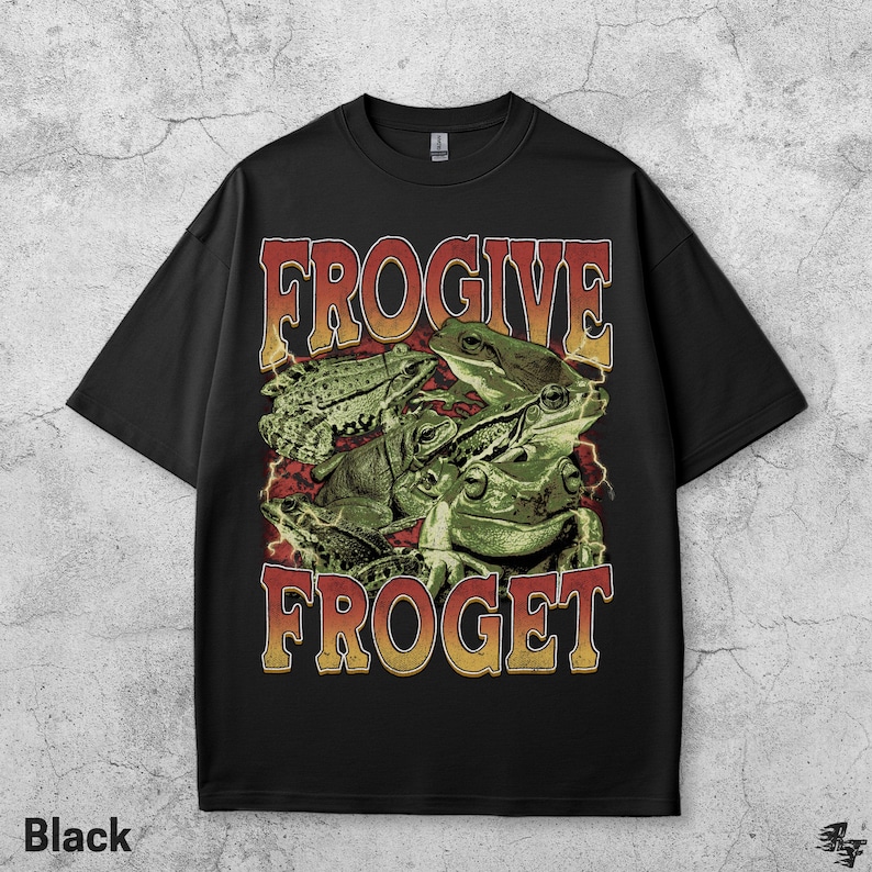 Pu&ograve; includere: T-shirt nero con una grafica di diverse rane verdi e la scritta "FROGIVE FROGET" in un font retr&ograve;. La maglietta &egrave; a girocollo.