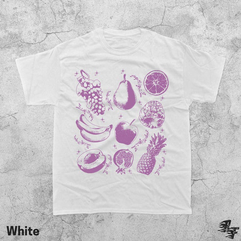 Pu&ograve; includere: T-shirt bianca con un disegno di frutta viola. Il disegno comprende illustrazioni di uva, pere, arance, banane, mele, una prugna, un melograno e ananas. La parola "White" &egrave; stampata in basso a sinistra.