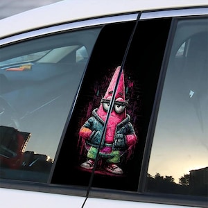 Peut inclure: Autocollant de fenêtre de voiture représentant un personnage de dessin animé en forme d'étoile de mer rose, portant une veste, un short vert et des chaussures rouges. Le personnage a une expression sévère. Le fond est noir avec un motif de ville.