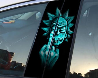 Op de afbeelding: Een teal en zwarte auto raamsticker met een cartoonfiguur met stekelig haar en een obscene gebaar. De afbeelding is aangebracht op de autoruit, met het gezicht en de hand van het personage in focus.