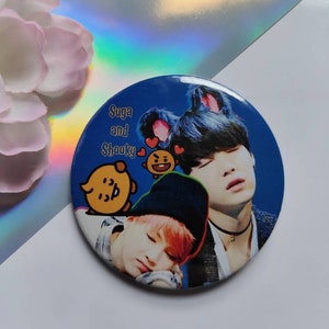 Bt21 shakey, agust d, suga, bts suga pin, shaoky pin, min yoongi, yoongi, bts pin, insignia de bts, bt21 bts, dibujos animados de bangtan, dibujos animados de bts