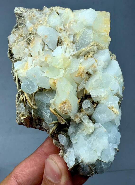パキスタン産 335g 天然アクアマリン結晶クラスター（母岩入り